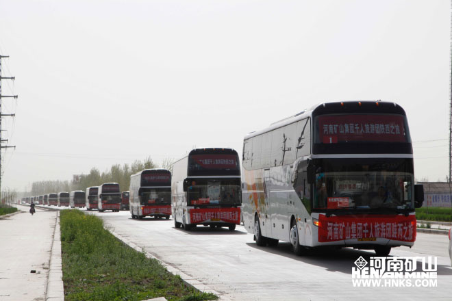 行進(jìn)中的車隊(duì)，浩浩蕩蕩，蔚為壯觀.jpg